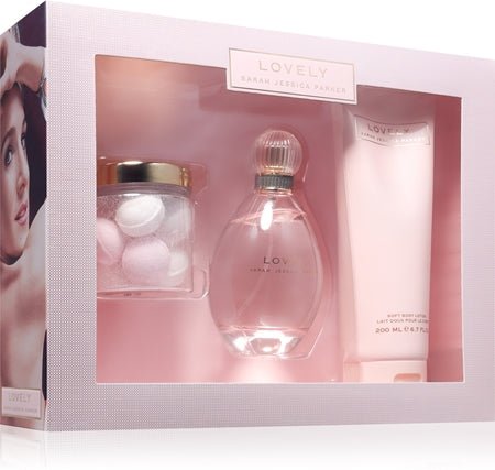Sarah Jessica Parker Lovely Gift Set (Eau De Parfum Spray 100ml + Body Lotion 200ml + Bath Bombs) - Fragrance London
